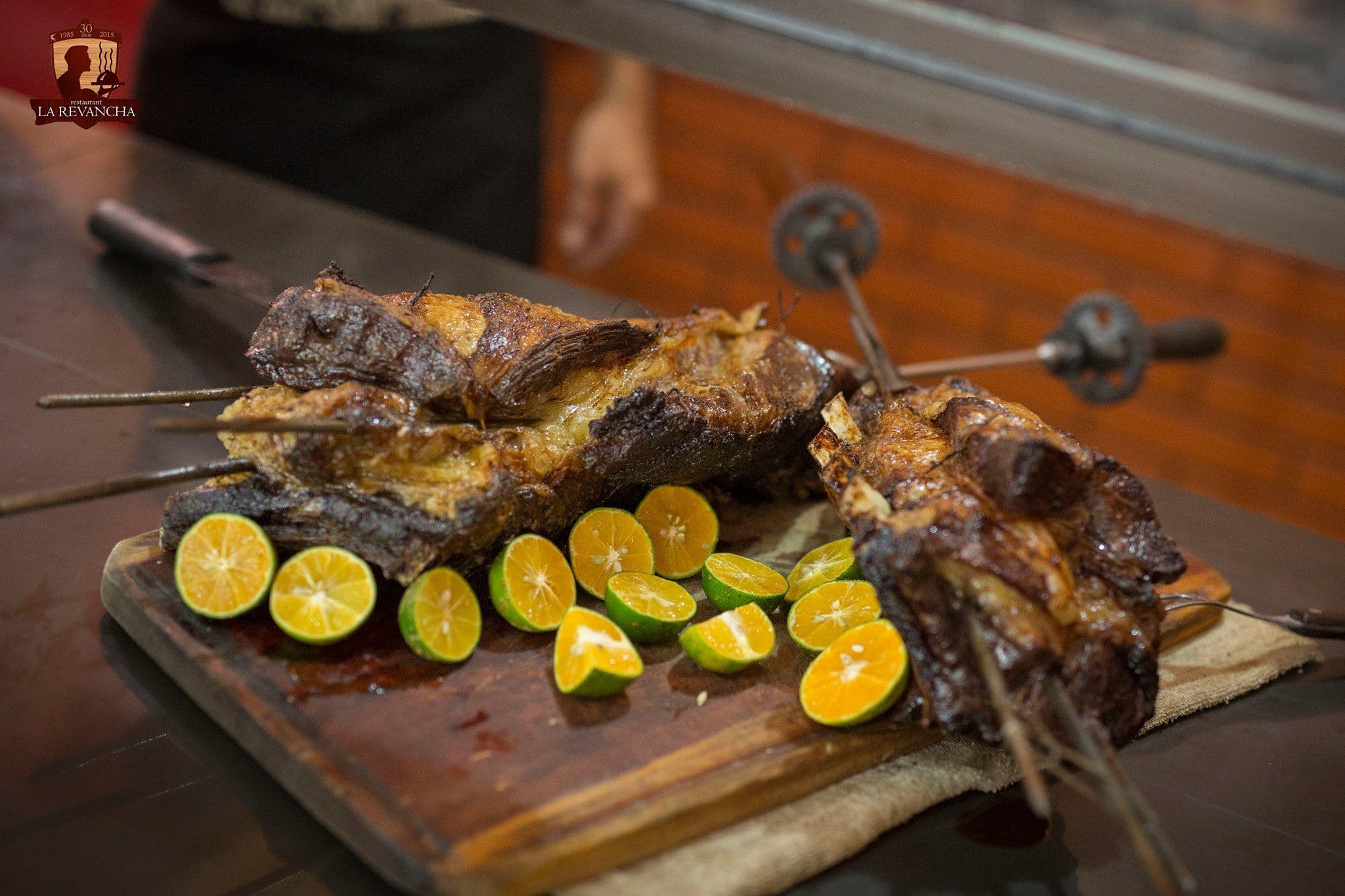 Asado a la estaca al estilo misionero; chorizo misionero